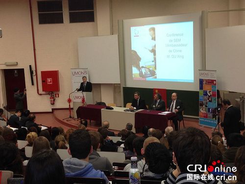 中國僑網(wǎng)中國駐比利時大使曲星在蒙斯大學(xué)翻譯學(xué)院課堂上發(fā)表演講