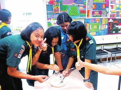 中國僑網(wǎng)泰國學(xué)生包餃子