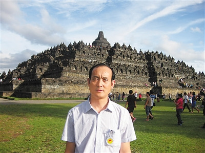 中國僑網(wǎng)圖為本文作者在印尼婆羅浮屠
