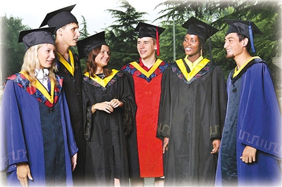 中國僑網(wǎng)圖為北京語言大學的又一批留學生畢業(yè)生