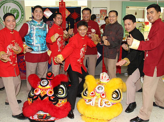 中國(guó)僑網(wǎng)泰國(guó)軍官紛紛身著唐裝興奮地合影