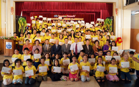 中國(guó)僑網(wǎng)全體合影留念