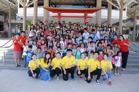 中國(guó)僑網(wǎng)全體合影