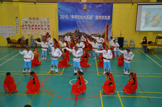 中國僑網(wǎng)營員表演新疆舞蹈