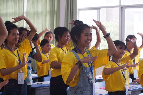 中國(guó)僑網(wǎng)載歌載舞唱出家的歌聲