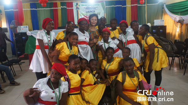 中國僑網參加儀式的部分學生與拉各斯大學孔子學院院長姜麗蓉教授合影