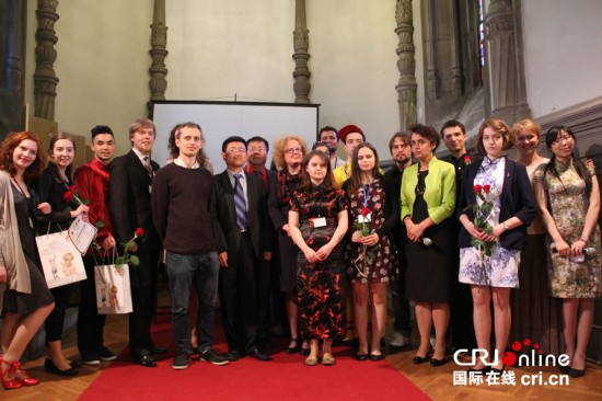 中國僑網(wǎng)獲獎(jiǎng)選手與評委合影