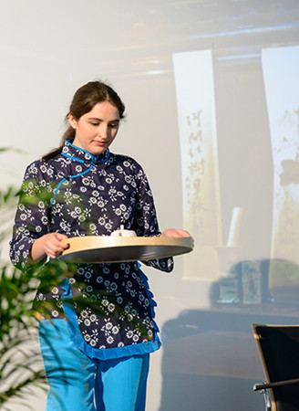 中國(guó)僑網(wǎng)丫鬟的內(nèi)心戲。