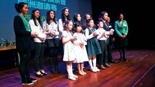 中國(guó)僑網(wǎng)獲獎(jiǎng)選手上臺(tái)領(lǐng)獎(jiǎng)