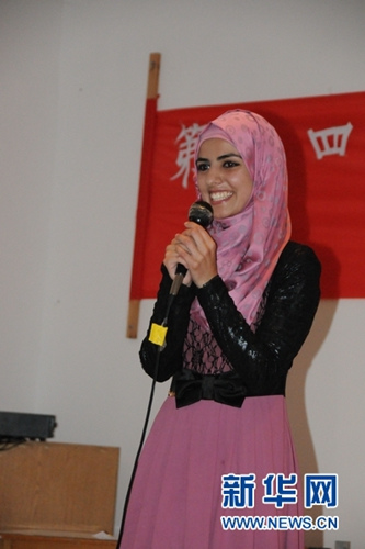 中國(guó)僑網(wǎng)約旦大學(xué)四年級(jí)學(xué)生康麗在進(jìn)行“夢(mèng)想成真”演講。新華網(wǎng)記者蔣少清攝