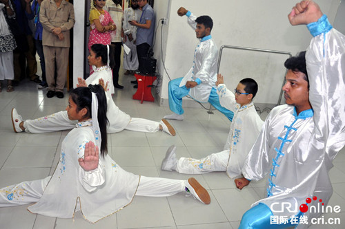 中國僑網(wǎng)孟加拉孔子課堂的學(xué)生們表演武術(shù)