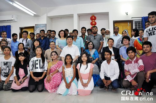 中國僑網(wǎng)新聞出版廣電總局代表團(tuán)與孟加拉孔子課堂師生合影