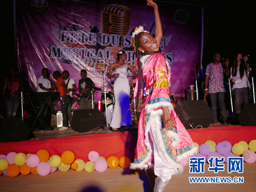 中國僑網(wǎng)孔子學(xué)院學(xué)生表演歌伴舞《敖包相會(huì)》 (袁江磊 攝)