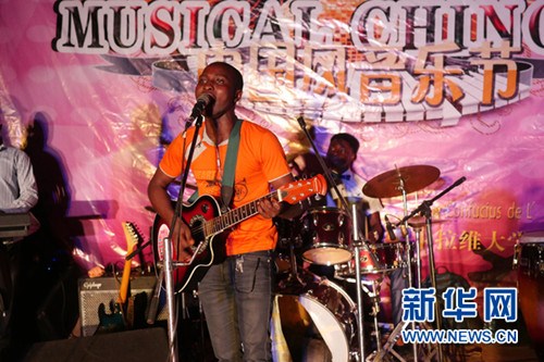 中國僑網(wǎng)貝寧阿波美卡拉維大學(xué)孔子學(xué)院學(xué)生表演吉他彈唱《明月幾時(shí)有》 (袁江磊 攝)