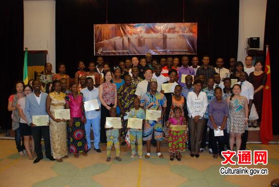 中國僑網(wǎng)漢語班結(jié)業(yè)學(xué)員與老師等合影。(曹肅 攝)