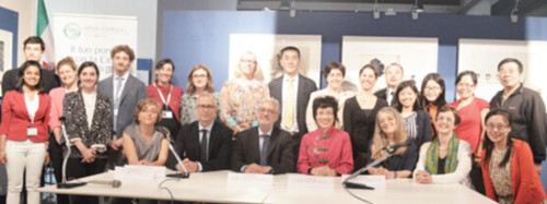 中國僑網(wǎng)中國駐米蘭總領(lǐng)館總領(lǐng)事王冬與出席人員合影 (法國《歐洲時報》意大利版)