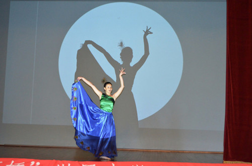 中國(guó)僑網(wǎng)才藝展示環(huán)節(jié)成為參賽選手們施展才華的平臺(tái)。