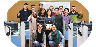 中國僑網(wǎng)圖為孫紅(二排中)與學(xué)生在一起。