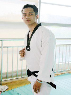 中國(guó)僑網(wǎng)羅威在練習(xí)跆拳道