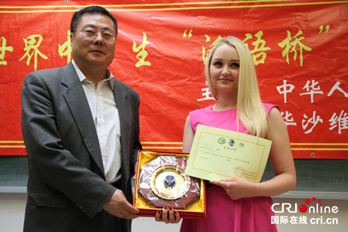 中國(guó)僑網(wǎng)劉萬(wàn)生老師與一等獎(jiǎng)選手柯柔佳