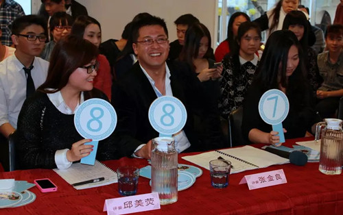 中國(guó)僑網(wǎng)評(píng)委老師打分中