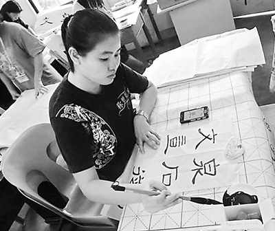 中國僑網(wǎng)圖為馬來西亞一所華文獨立中學(xué)的學(xué)生在練習(xí)書法