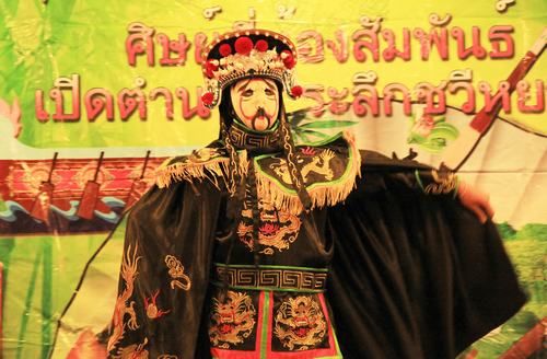 中國僑網高三學生為大家表演京劇變臉