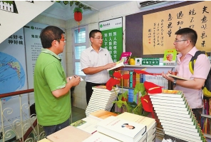 中國僑網(wǎng)采訪組在曼德勒新知華文書局采訪