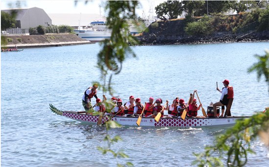 中國僑網(wǎng)留尼汪孔院師生參加競渡