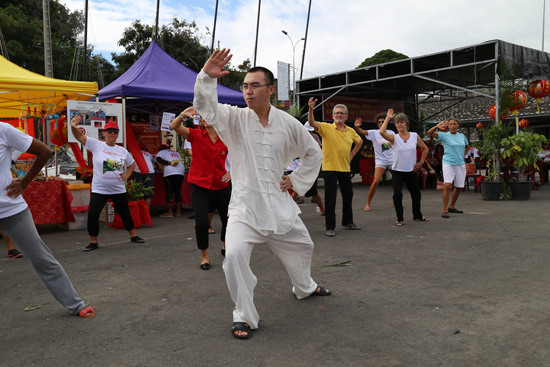 中國僑網(wǎng)梁繼虎老師帶領(lǐng)觀眾打太極拳