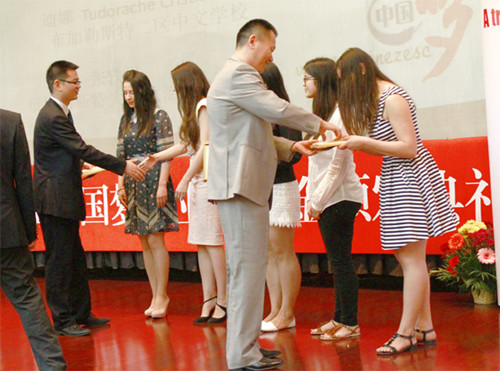 中國僑網中企代表為獲獎者頒發(fā)證書和獎品