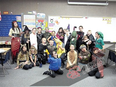 中國(guó)僑網(wǎng)陳夢(mèng)琳和小學(xué)生們一起過萬圣節(jié)