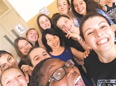 中國僑網(wǎng)圖為本文作者(中)和學(xué)生們在一起