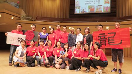 第二屆美國中西部地區(qū)“2015中華文化大樂園夏令營”7月6日舉行開營儀式。后排左六起，四川外事僑辦孫勝、瑞柏市市長(zhǎng)夫琪麗可、岑建德領(lǐng)事，希林會(huì)長(zhǎng)楊八林。（美國《僑報(bào)》/蕭蕓芝）