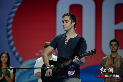 比賽中，孟瑞安深情彈唱《平凡之路》