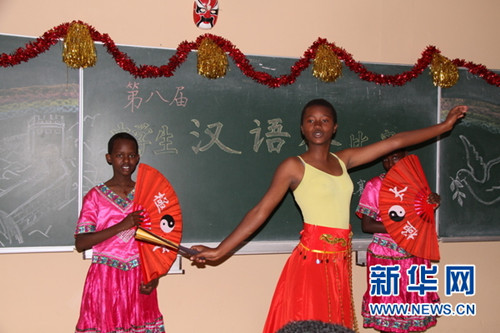 冠軍高樂樂在才藝表演環(huán)節(jié)獲得滿堂掌聲。（楊孟曦