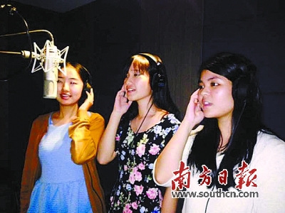 在學(xué)校演出獲得成功后，霍昱?。ㄓ乙唬┖屯橐黄饘ⅰ短依罘架啊蜂浿瞥闪顺?/