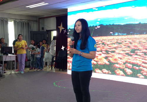 華裔女孩表演獨唱