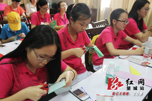 孩子們紛紛揮舞起剪刀，不一會兒，小魚兒、大公雞，一個個可愛的小動物便活靈活現(xiàn)地呈現(xiàn)在大家面前