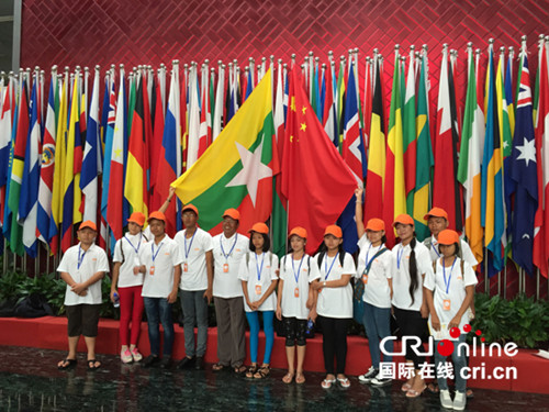 師生們興奮地找到了中緬國(guó)旗