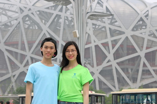 兩位阿根廷選手在水立方前合影。(阿根廷華人在線)