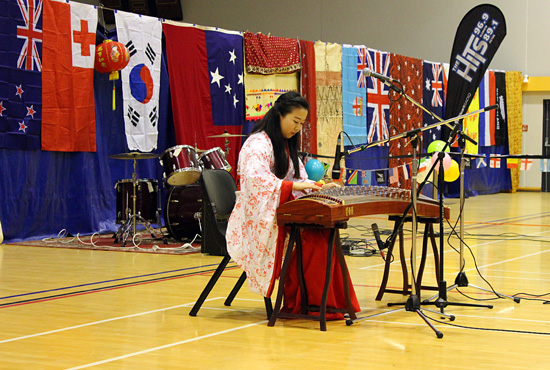 漢語教師志愿者溫靜彈奏古箏