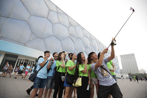 選手們在水立方前玩起了自拍
