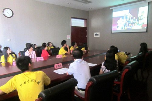 營員觀看夏令營的回顧短片