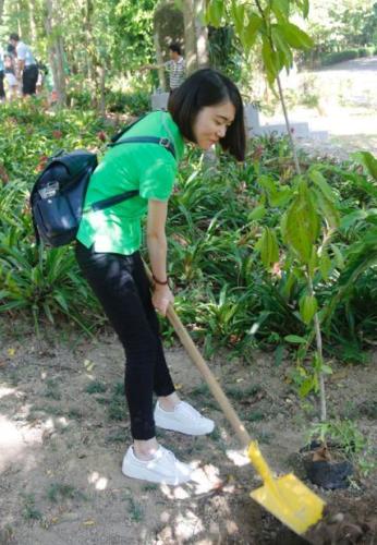 營(yíng)員們?cè)趦S心林認(rèn)真植樹。(朱時(shí)琴