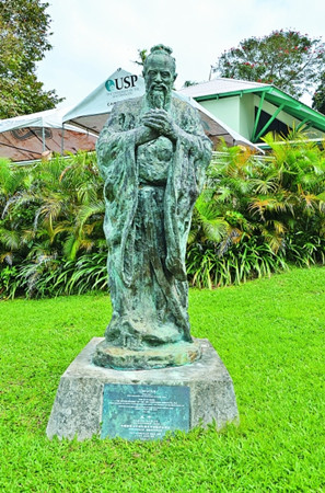 圖為矗立在校園內(nèi)的孔子銅像。李佳彬