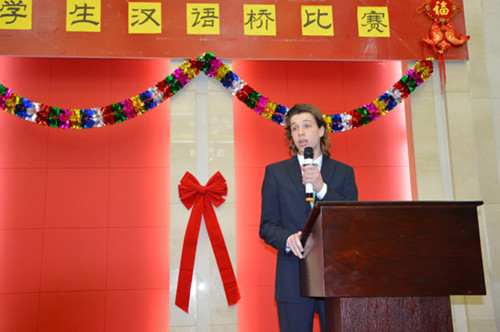 一等獎(jiǎng)參賽選手進(jìn)行演講