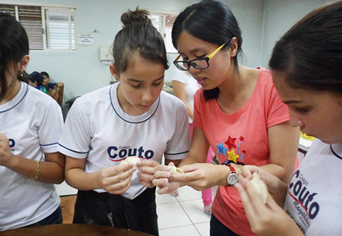 一起體驗(yàn)包餃子