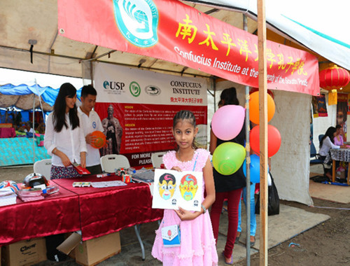 小朋友展示“繪臉譜”作品