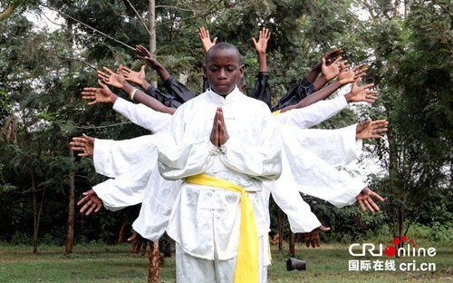 武術(shù)班學(xué)生表演自編節(jié)目“千手觀音”